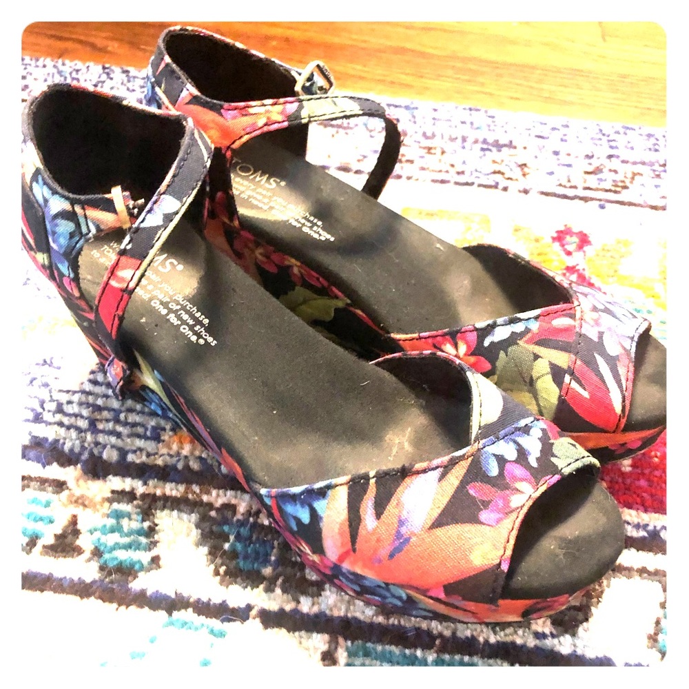 TOMS wedge sandals size 6.5 - super comfortable!